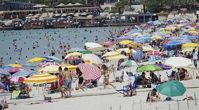 Çeşme'ye tatilci akını, plajlar doldu taştı!