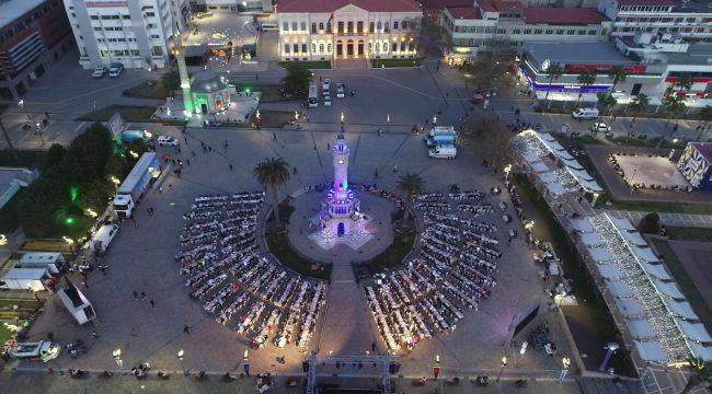 Büyükşehir Belediyesi ilk iftar yemeğini Konak Meydanı'nda düzenledi