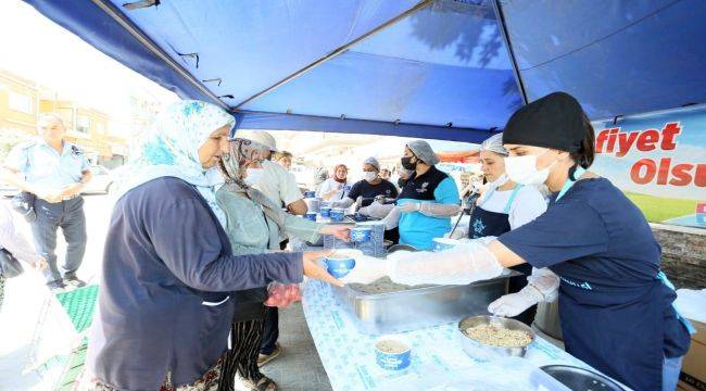 Aydın Büyükşehir Belediyesi Vatandaşlara Aşure İkram Etti