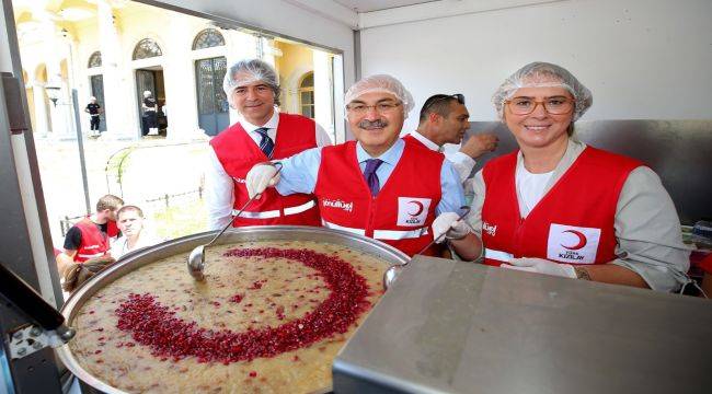 Türk Kızılay İzmir Şubesi'nden Vatandaşlara Aşure İkramı