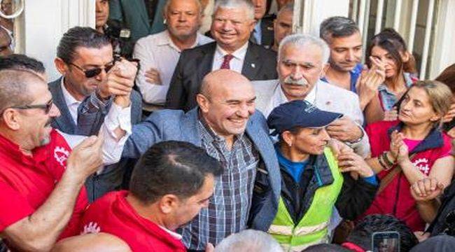 Belediye işçileri Başkan Tunç Soyer'e destek verdi: "Asla yalnız yürümeyeceksin"