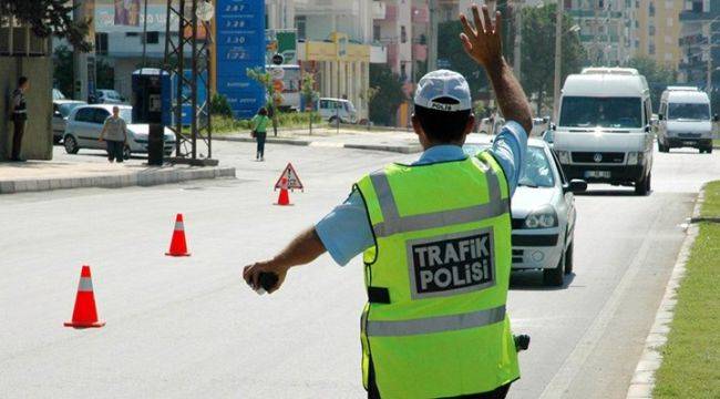 Polise bıçakla saldıran şahıs öldü