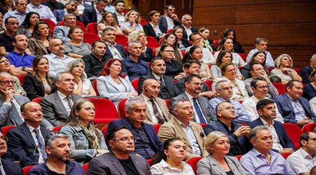 Soyer, "İzmir Türkiye'ye yeni deniz feneri olmaya muktedir"